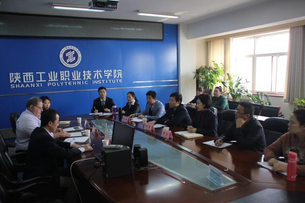 我们教师与雷•迪茨博士进行座谈交流