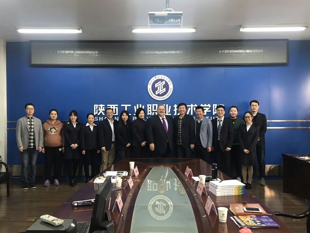 我们教师与雷•迪茨博士合影留念